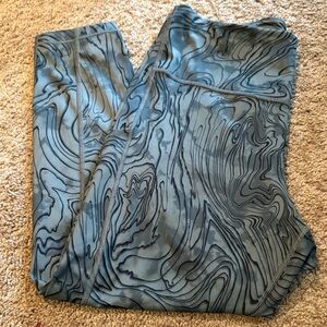 Athleta Black and Gray Abstract Leggings size 1X awesome stash pockets.